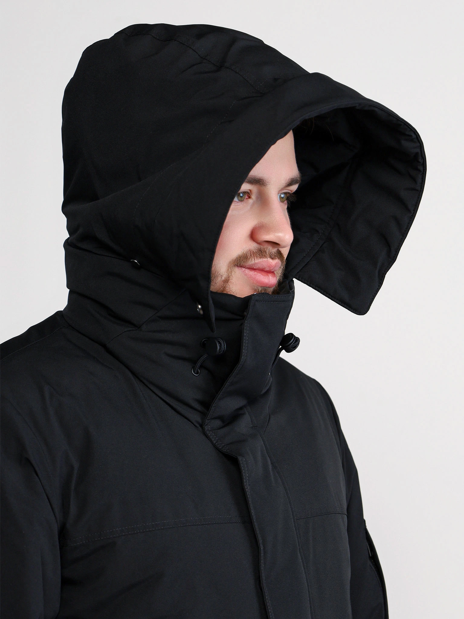 Куртка черного цвета с капюшоном